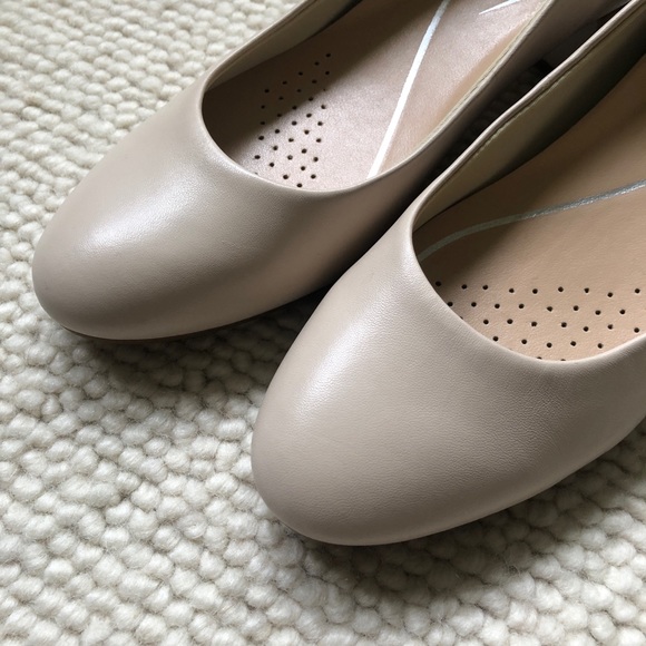 Easy Spirit low heel round toe pump - size 7.5 - Picture 3 of 11